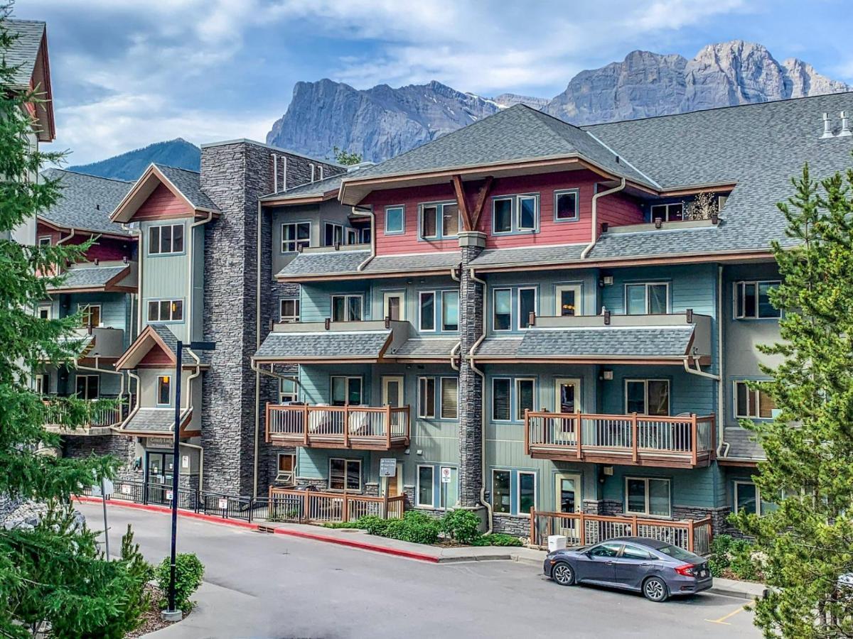 キャンモアSpectacular Mountain View Corner Unit Pool Hot Tub Park Passアパートメント エクステリア 写真