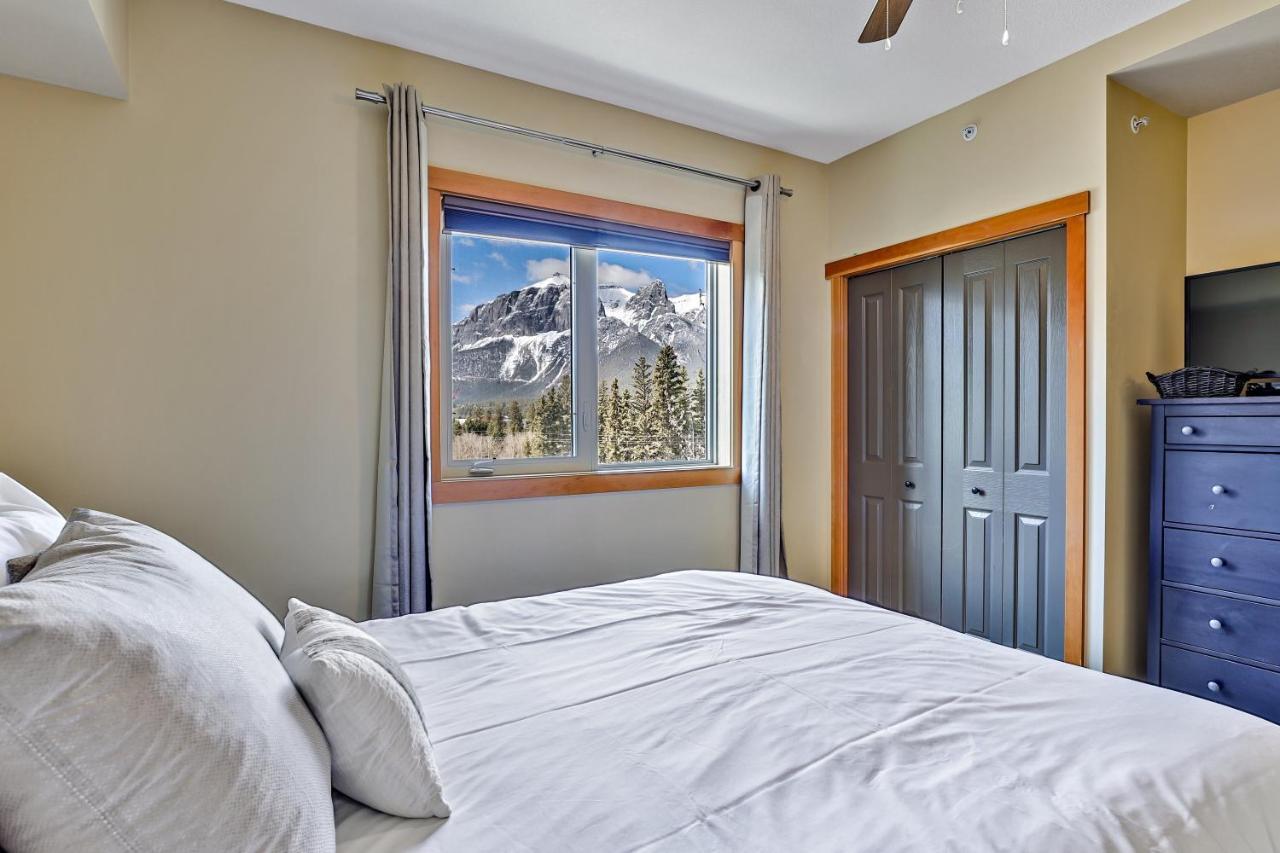 キャンモアSpectacular Mountain View Corner Unit Pool Hot Tub Park Passアパートメント エクステリア 写真