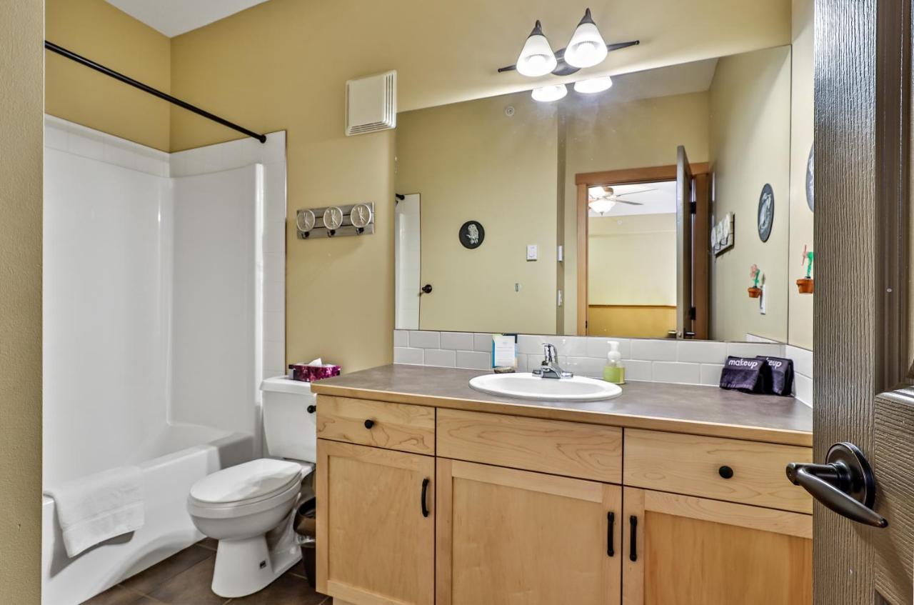 キャンモアSpectacular Mountain View Corner Unit Pool Hot Tub Park Passアパートメント エクステリア 写真